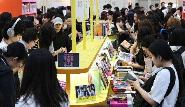오는 24∼28일 서울 강남구 코엑스에서 열리는 2026 서울국제도서전은 AI가 일상이 된 시대 속에서 인간 사유의 영토를 넓히기 위한 지적 축제의 장을 마련한다. 사진은 지난해 서울국제도서전에서 관람객들이 책을 살펴보는 모습. 윤웅 기자