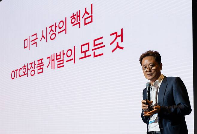 지난 6월 16일 서울 용산구 서울드래곤시티에서 열린 ‘글로벌 K뷰티 콘퍼런스 2026’에서 이성호 선진뷰티사이언스 대표가 ‘미국 시장 진출의 핵심 OTC 화장품 개발의 모든 것’을 주제로 발표했다. (윤관식 기자)