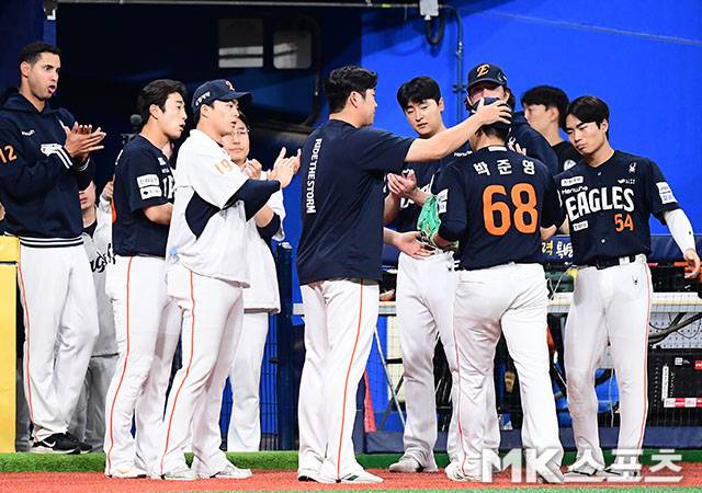 13일 오후 서울 고척스카이돔에서 ‘2026 신한 SOL KBO 리그’ 한화 이글스와 키움 히어로즈 경기가 열렸다. 7회말 1사 2루에서 한화 선발 박준영이 이상규와 교체, 동료들의 격려를 받으며 더그아웃으로 들어가고 있다. 사진=김영구 기자