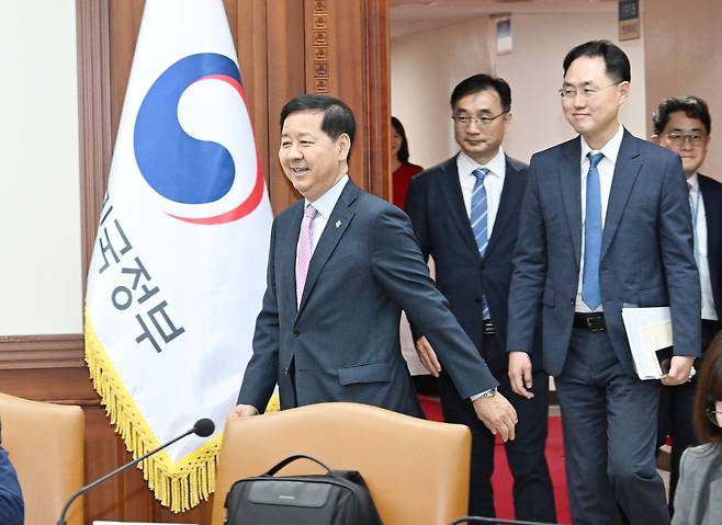 구윤철(왼쪽) 부총리 겸 재정경제부 장관이 19일 정부서울청사에서 열린 2026년 제7회 공공기관운영위원회에 참석하기 위해 입장하고 있다. 사진제공=재정경제부