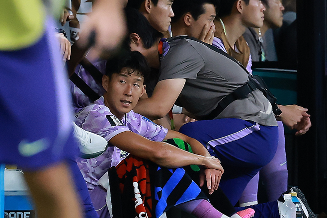 대한민국 축구국가대표팀 손흥민이 18일(현지시간) 멕시코 할리스코주 사포판 과달라하라 스타디움에서 열린 2026 북중미 월드컵 A조 조별리그 2차전 대한민국과 멕시코의 경기에서 교체 후 벤치에서 경기를 바라보고 있다. 뉴스1