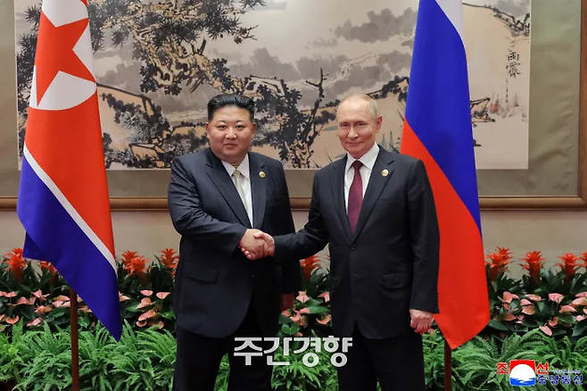 김정은 북한 국무위원장과 블라디미르 푸틴 러시아 대통령이 중국의 전승절 80주년 열병식을 하루 앞둔 지난해 9월 3일 베이징 댜오위타이 국빈관에서 회담하고 있다. 연합뉴스