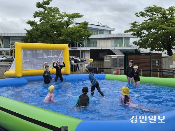 19일 해양축제 ‘2026 김포 아라마린페스티벌’을 찾은 어린이들이 수상 축구장에서 골을 넣기 위해 상대편 골대로 공을 던지고 있다. 2026.6.19 /김연태 기자 kyt@kyeongin.com