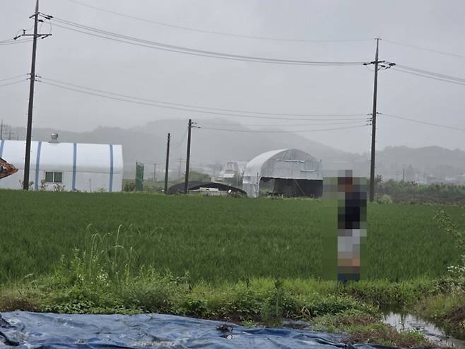 ▲ 20일 오전 10시30분쯤 화성에서 한 농민이 기상 예보를 확인한 뒤 논의 물꼬를 점검하고 있다. / 최준희 기자wsx3025@incheonilbo.com