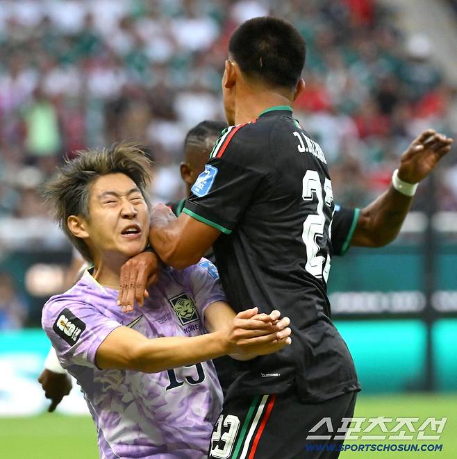 19일(한국시각) 멕시코 과달라하라 사포판의 에스타디오 과달라하라에서 열린 2026 북중미월드컵 대한민국과 멕시코의 경기. 멕시코 거친 플레이에 막히는 이강인. 사포판(멕시코)=허상욱 기자wook@sportschosun.com/2026.06.19/