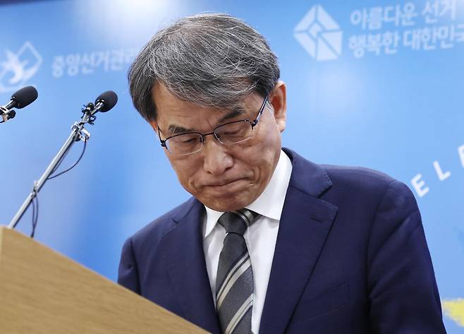노태악 중앙선거관리위원장이 5일 오후 경기 과천 중앙선관위에서 ‘투표용지 부족 사태’ 관련 대국민 사과를 마치고 회견장을 나서고 있다. 2026.6.5 뉴스1