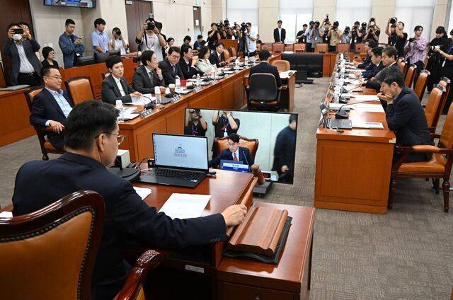 국회 ‘제9회 전국동시지방선거 투표용지 부족 사태 등 국민 참정권 침해 진상규명 및 선거관리 개혁을 위한 국정조사특별위원회’ 위원장을 맡은 윤상현 국민의힘 의원이 18일 첫 회의를 열고 있다. 이병주 기자
