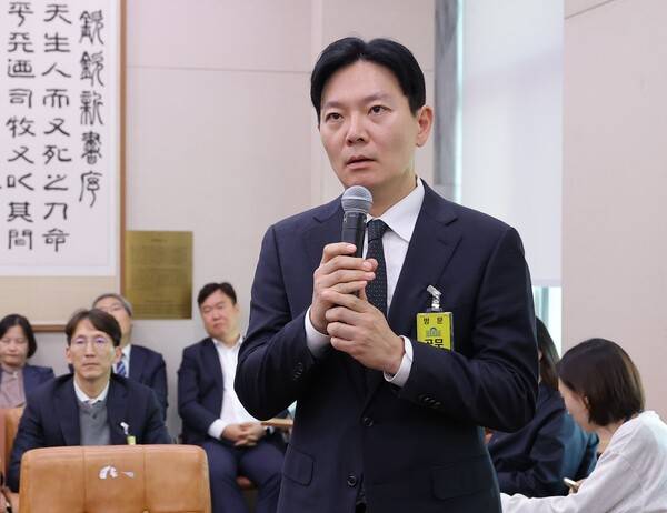 ▲대북송금 사건 수사 검사인 박상용 법무연수원 교수가 지난해 10월23일 국회 법제사법위원회 전체회의에서 의원 질의에 답변하고 있다. ⓒ연합뉴스