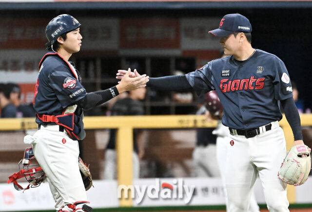 19일 오후 서울 고척스카이돔에서 진행된 '2026 프로야구 KBO리그' 키움히어로즈와 롯데자이언츠의 경기. 롯데 최준용과 박건우가 2-1로 승리한 뒤 환호하고 있다./송일섭 기자