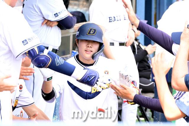 10일 오후 서울 잠실야구장에서 진행된 '2026 신한 SOL BANK KBO리그' SSG 랜더스-두산 베어스 경기.두산 박준순이 3회말 선두타자로 등장해 SSG 선발 최민준에게 솔로 홈런을 때린 뒤 기뻐하고 있다./마이데일리