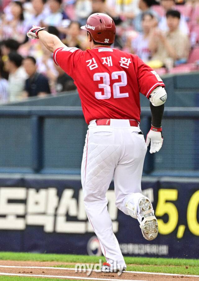 2026년 6월 9일 오후 서울 잠실구장에서 열린 '2026 신한 SOL KBO리그' SSG 랜더스와 LG 트윈스의 경기. SSG 김재환이 1회초 2사 1루서 파울 홈런을 친 뒤 비디오 판독을 요청하고 있다./마이데일리
