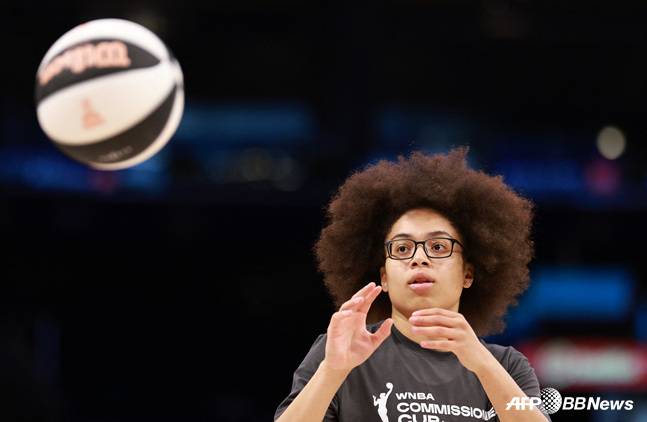 경기 전 몸을 푸는 올리비아 마일스. /AFPBBNews=뉴스1