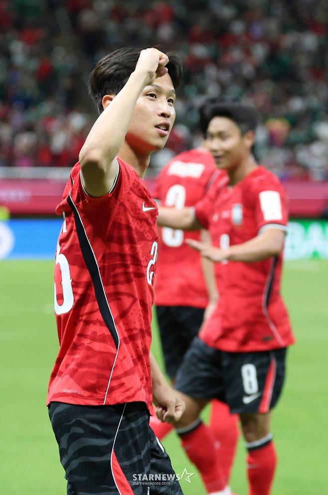 2026 북중미월드컵 A조 예선 대한민국-체코전이 12일(한국 시간) 멕시코 과달라하라 에스타디오 아크론에서 열렸다. 암지성이 응원단의 박수에 답례하고 있다. /사진=김진경 대기자