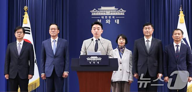 강훈식 대통령비서실장이 21일 청와대 춘추관에서 수석비서관급 인선 발표를 하고 있다. 2026.6.21 ⓒ 뉴스1 허경 기자