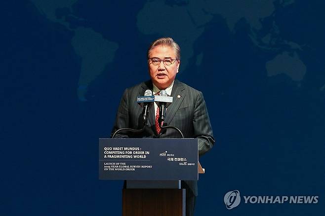 2023년 12월 박진 당시 외교부 장관이 니어재단과 한국국제교류재단이 공동 주최한 콘퍼런스에서 "주요 7개국(G7)은 충실한 민주주의와 선진 경제를 달성한 한국과 호주 같은 나라들의 지원과 참여를 필요로 하고 있다"고 말하고 있다./연합뉴스