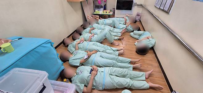 지난 17일 청주여자교도소 혼거실 체험 모습./법무부 제공