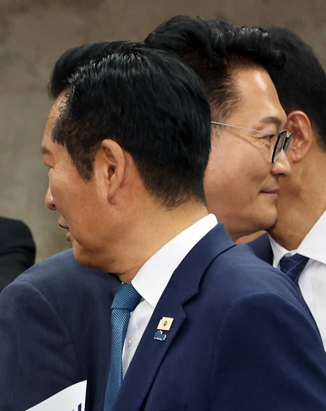 더불어민주당 정청래 대표와 송영길 의원이 18일 여의도 국회에서 열린 의원총회에서 의원들과 인사하고 있다. 뉴시스