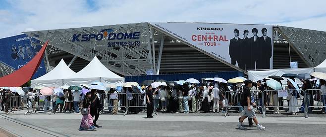 일본 4인조 록 밴드 킹누(King Gnu) 내한공연을 찾은 관객들이 17일 서울 송파구 올림픽공원 KSPO DOME(체조경기장) 앞에 길게 줄 서 있다. 2026.6.21/뉴스1