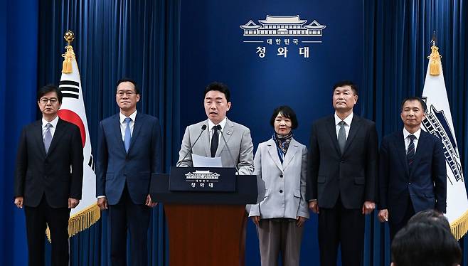 강훈식 비서실장이 21일 청와대 춘추관에서 인사관련 브리핑을 하고 있다. (왼쪽부터) 성기홍 홍보소통수석비서관, 한찬식 민정수석비서관, 강 비서실장, 김경자 사회수석비서관, 강건작 국가안보실 제1차장, 송기호 국가안보실 제3차장. 청와대사진기자단