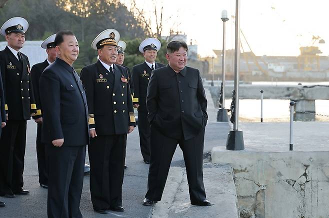 북한 노동당 기관지 노동신문은 지난 4월 12일 5000톤급 구축함 '최현호'에서 김정은 노동당 총비서 참관 아래 전략순항미사일과 대함 미사일 발사 시험을 진행했다고 14일 밝혔다. 조선중앙통신=연합뉴스