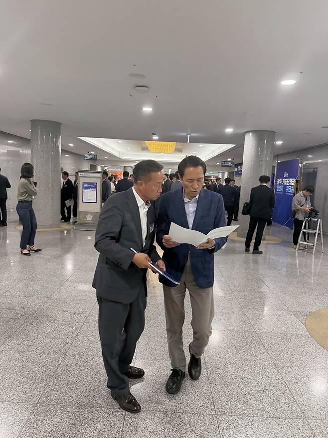 ▲ 김왕규 양구군수 당선자가 21일 국회의원회관 대회의실에서 열린 더불어민주당 광역·기초단체장 당선자 워크숍에서 우상호 강원도지사 당선자에게 춘천~속초 동서고속화철도 용하리~야촌리 구간 교량화 국비 지원 필요성을 설명하고 있다.