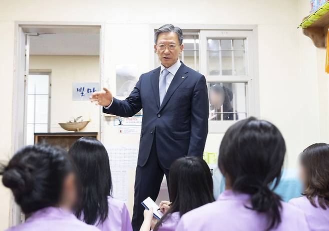 정성호 법무부 장관이 지난 17일 청주여자교도소를 방문해 제3차 교정시설 현장 진단을 실시하고 있다.
