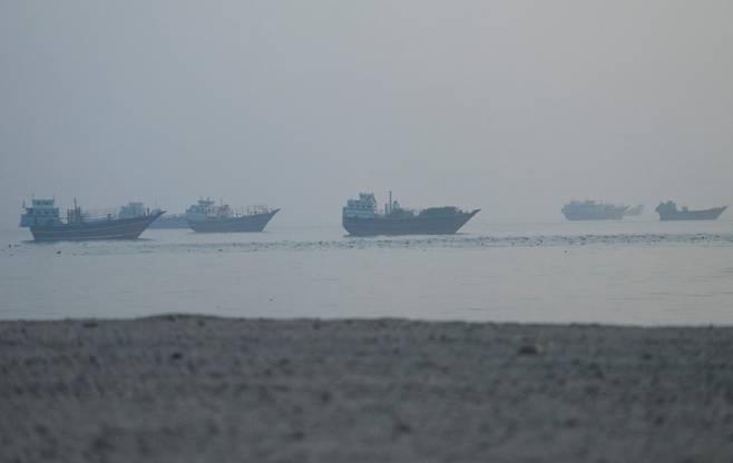 (무산담 로이터=뉴스1) 장용석 기자 = 6월15일(현지시간) 오만 무산담에서 바라본 호르무즈 해협의 선박들. 2026.06.15. ⓒ 로이터=뉴스1 Copyright (C) 뉴스1. All rights reserved. 무단 전재 및 재배포, AI학습 이용 금지. /사진=(무산담 로이터=뉴스1) 장용석 기자