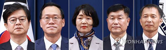 이재명 대통령, 신임 홍보수석 등 임명 (서울=연합뉴스) 한상균 기자 = 청와대는 21일 이재명 대통령이 신임 홍보수석 등을 임명했다고 밝혔다. 사진은 이날 강훈식 비서실장의 인사브리핑에 참석한 신임 참모들.
왼쪽부터 홍보소통수석 성기홍 전 연합뉴스 사장, 민정수석비서관 한찬식 김앤장법률사무소 변호사, 사회수석비서관 김경자 우석대 객원교수, 국가안보실 1차장 강건작 대통령직속 미래국방전략위원회 위원, 국가안보실 3차장 송기호 경제안보비서관. 2026.6.21 xyz@yna.co.kr