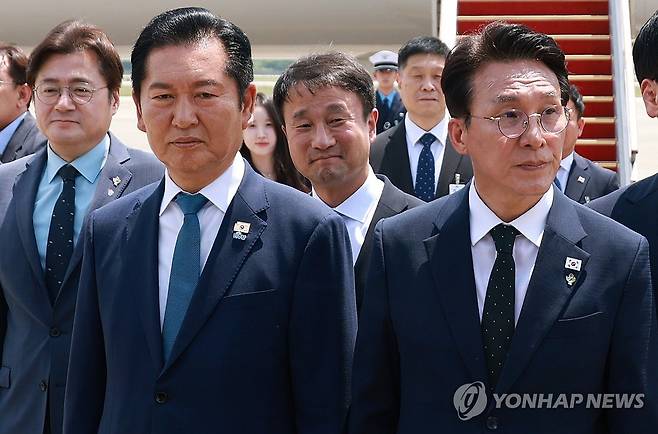 이재명 대통령 영접 나온 정청래 대표와 김민석 총리 (성남=연합뉴스) 한상균 기자 = 더불어민주당 정청래 대표와 김민석 총리가 18일 성남 서울공항에서 G7 정상회의와 유럽 순방을 마치고 귀국한 이재명 대통령과 인사를 나눈 뒤 의전 차량 이동을 기다리고 있다. 2026.6.18 xyz@yna.co.kr