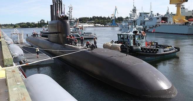 지난달 23일(현지 시각) 국산 잠수함 도산안창호함(SS-III)이 한국-캐나다 해군 연합협력훈련 참가를 위해 캐나다 빅토리아 에스퀴몰트 기지에 입항하고 있다. (사진=한화 캐나다 링크드인)