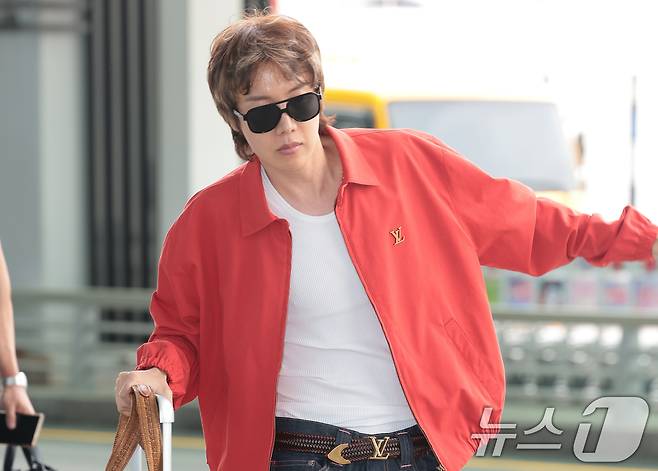 방탄소년단(BTS) 제이홉이 22일 해외 일정 참석을 위해 인천국제공항을 통해 프랑스로 출국하고 있다. ⓒ 뉴스1 권현진 기자