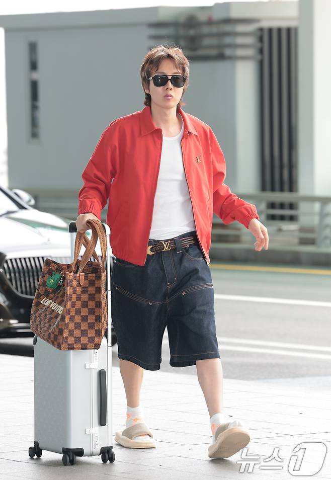 방탄소년단(BTS) 제이홉이 22일 해외 일정 참석을 위해 인천국제공항을 통해 프랑스로 출국하고 있다. ⓒ 뉴스1 권현진 기자