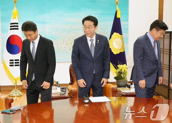 조정식 국회의장(가운데)이 22일 서울 여의도 국회에서 열린 국회의장 주재 여야 원내대표 회동에서 기념 촬영 후 자리로 향하고 있다. 왼쪽부터 한병도 더불어민주당 원내대표, 조 의장, 정점식 국민의힘 원내대표. (공동취재) 2026.6.22 ⓒ 뉴스1 신웅수 기자