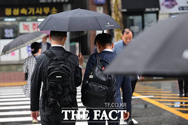 월요일이자 22일은 전국 내륙을 중심으로 천둥·번개를 동반한 소나기가 내리는 곳이 있겠고, 경기북부 등 일부 지역에는 우박이 내리는 곳이 있겠다. 사진은 서울 양천구 신정동의 한 거리에서 시민들이 소나기에 발걸음을 재촉하고 있는 모습. /남윤호 기자