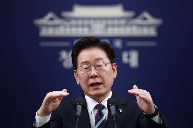 이재명 대통령이 19일 청와대 춘추관에서 열린 G7 참석·유럽 순방 결과 브리핑에서 취재진 질문에 답하고 있다. 연합뉴스