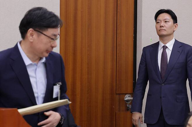 이화영 전 경기도 평화부지사(왼쪽)가 국회 법제사법위원회 국정감사에 참석한 박상용 검사를 지나치고 있다. /뉴스1