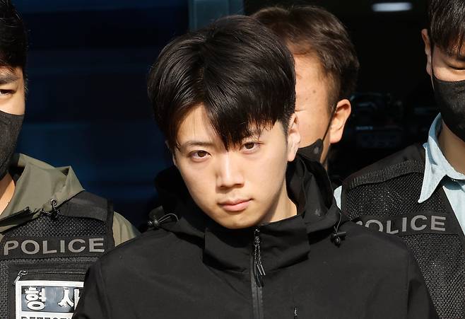 광주광역시 도심에서 일면식도 없는 10대 여고생을 살해한 장윤기 씨가 지난달 14일 오전 광주 서부경찰서에서 검찰로 송치되고 있다. /뉴스1