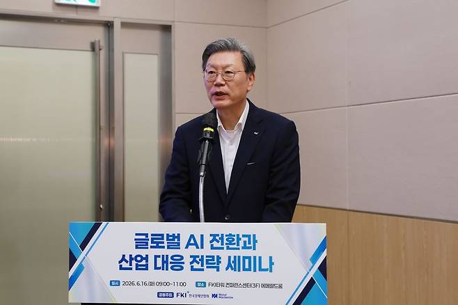 김창범 한국경제인협회 부회장이 16일 서울 영등포구 FKI타워 컨퍼런스센터에서 열린 '글로벌 AI 전환과 산업 대응 전략 세미나'에서 인사말을 하고 있다. 한경협 제공