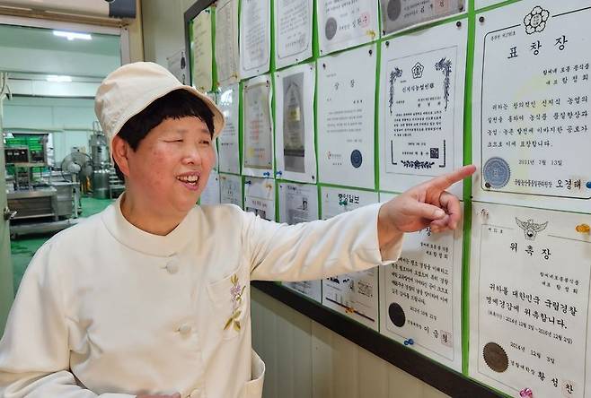 고(故) 함정희 박사가 생전 전북 전주 팔복동에 있던 자신의 공장에서 모아둔 표창과 상장 등에 대해 설명하며 웃는 모습. 사진=강인 기자