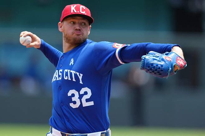 <yonhap photo-0585=""> KANSAS CITY, MISSOURI - JUNE 21: Stephen Kolek #32 of the Kansas City Royals throws in the first inning against the St. Louis Cardinals at Kauffman Stadium on June 21, 2026 in Kansas City, Missouri. Ed Zurga/Getty Images/AFP (Photo by Ed Zurga / GETTY IMAGES NORTH AMERICA / Getty Images via AFP)/2026-06-22 03:55:40/ <저작권자 ⓒ 1980~2026 ㈜연합뉴스. 무단 전재 재배포 금지, AI 학습 및 활용 금지></yonhap>