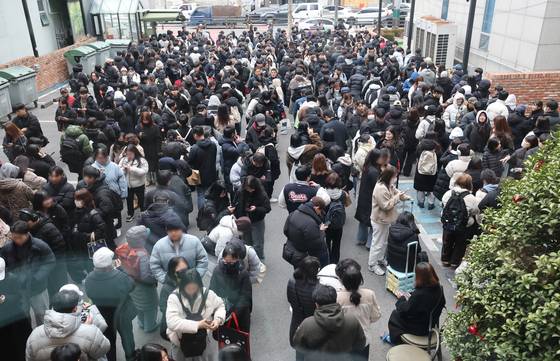 대전 중구 성심당 일대에 빵을 사려는 고객들이 차례를 기다리고 있다. 뉴스1