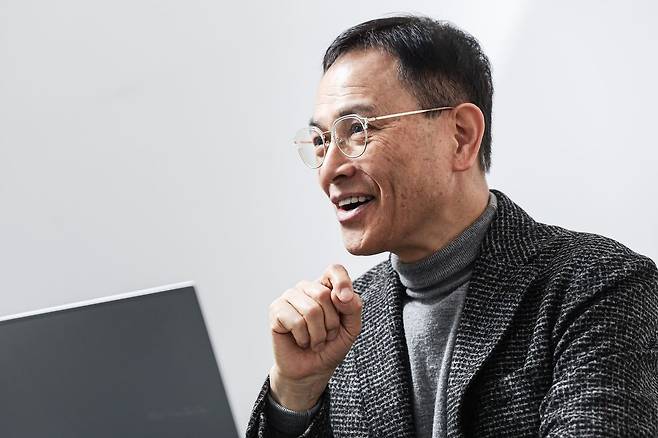 김부규 작가는 공무원으로 재직하면서 퇴직자 65명을 만나 인생 2막에 대해 인터뷰해 책으로 펴냈다. 김경록 기자
