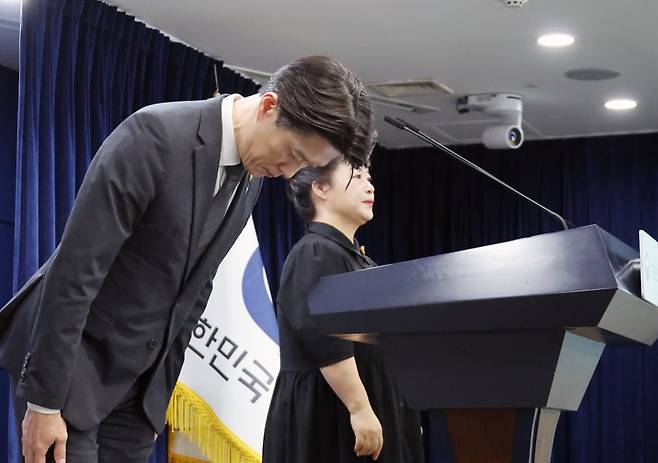 노용석 중소벤처기업부 제1차관이 22일 서울 종로구 정부서울청사에서 모두의 창업 개인정보 유출과 관련 사과하고 있다. 연합뉴스