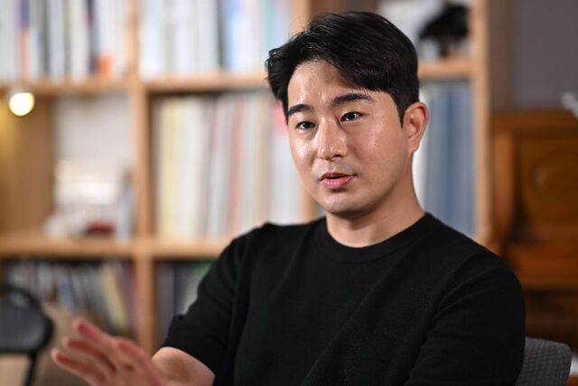 지난 11일 서울 동작구에서 만난 유튜브 채널 ‘1분 클래식’의 운영자 박종욱 PD. 박 PD는 “클래식 스타일로 편곡된 가요나 연주곡보다는 클래식 음악, 그 자체가 가진 매력을 전하고 싶다”고 말했다. 윤웅 기자
