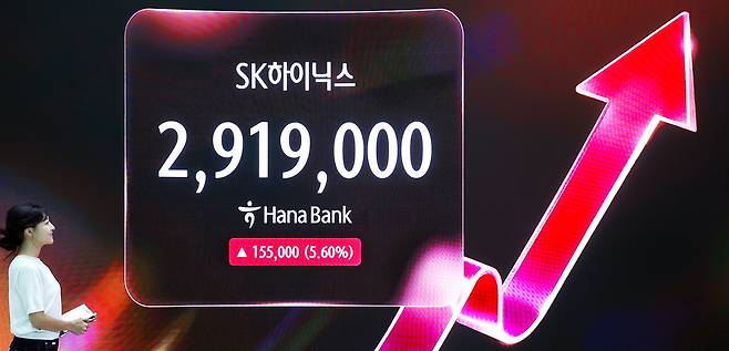 25년7개월 만의 새 대장株 '290만닉스'
SK하이닉스가 코스피 시가총액 1위 기업으로 올라선 22일 오후, 서울 중구 하나은행 딜링룸 전광판에 주가가 표시되고 있다. 이날 SK하이닉스는 인공지능(AI) 반도체 수요 폭발에 힘입어 전 거래일 대비 5.61%인 15만5000원 급등한 291만9000원에 장을 마쳤다. 삼성전자는 1999년 7월 29일 처음으로 국내 주식시장 시총 1위를 기록했고 이후 잠시간 등락을 거듭했으나 2000년 11월 21일 이후로는 한 차례도 1위에서 내려온 적이 없었다. 김호영 기자