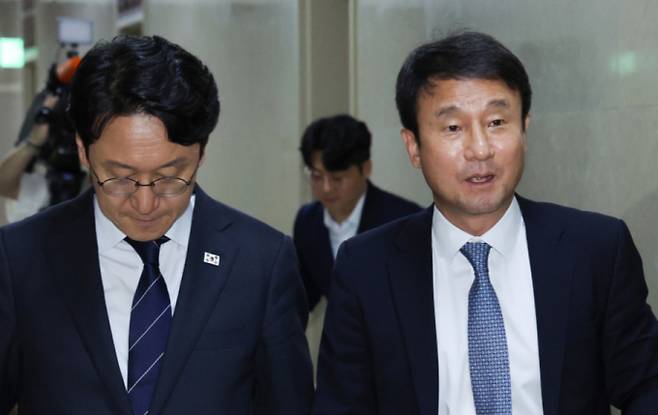한병도 더불어민주당 원내대표와 천준호 원내운영수석부대표가 22일 서울 여의도 국회에서 열린 여야 원내대표 회동을 마친 후 운영위원장실을 나서고 있다. / 사진=뉴스1