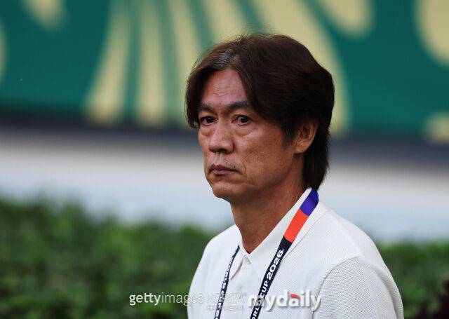 홍명보 한국 축구대표팀 감독이 19일(한국시각) 멕시코 사포판의 과달라하라 스타디움에서 열린 2026 국제축구연맹(FIFA) 북중미 월드컵 조별리그 A조 2라운드 멕시코와의 맞대결에서 그라운드를 바라보고 있다. /게티이미지코리아