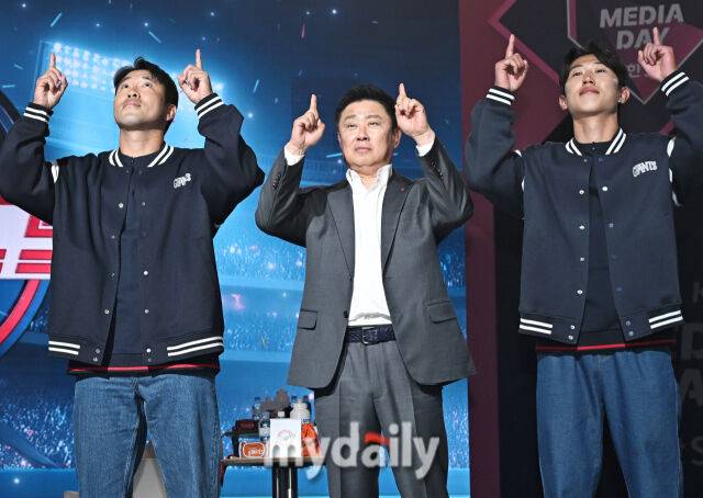 롯데 자이언츠 전준우, 김태형 감독, 전민재(왼쪽부터)가 26일 오후 서울 잠실 롯데호텔에서 진행된 '2026 신한SOL KBO 미디어데이'에서 포즈를 취하고 있다. '2026 신한SOL KBO리그' 미디어데이는 10개구단 감독 및 주장과 대표선수들이 참석해 2026 시즌에 대한 포부를 밝힌다. 이번 시즌에는 아시아쿼터 도입, 피치클락 단축, 비디오판독 범위 확대 등 다양한 변화가 시도된다. '2026 KBO리그'는 오는 28일 개막한다./마이데일리