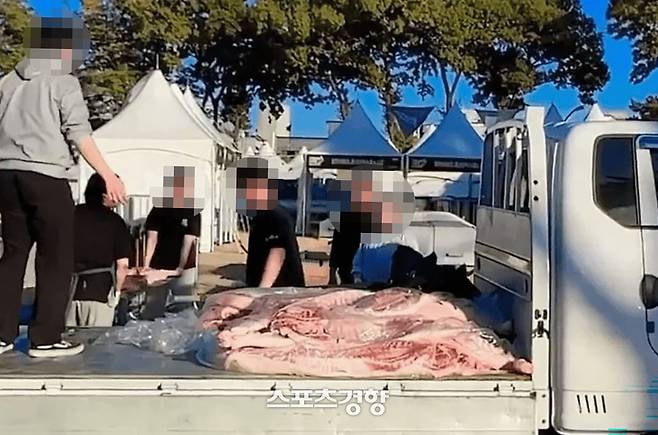 2023년 홍성글로벌바비큐페스티벌 당시 생고기가 일반 화물차에 실려 운반되는 모습. 온라인 커뮤니티 캡처