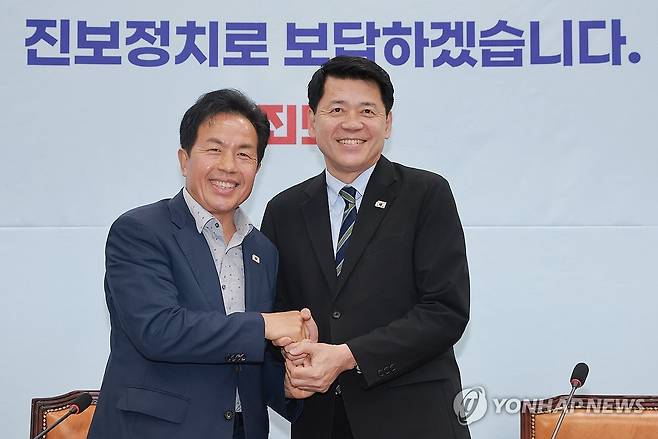 진보당 윤종오 원내대표 예방하는 조국혁신당 김준형 원내대표 (서울=연합뉴스) 신현우 기자 = 조국혁신당 김준형 원내대표가 22일 국회에서 취임 인사차 진보당 윤종오 원내대표를 예방, 기념 촬영하고 있다. 2026.6.22 nowwego@yna.co.kr